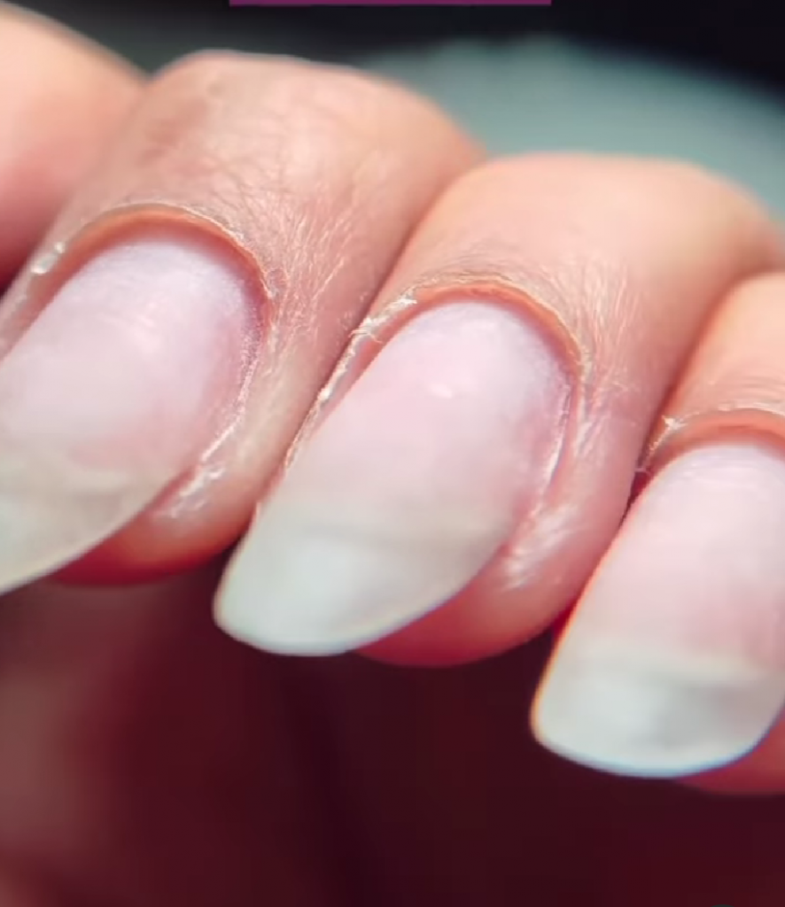 Discover the correct use in cuticle care with precision scissors from Legacy Nails. 4 cuticula pefecta 1